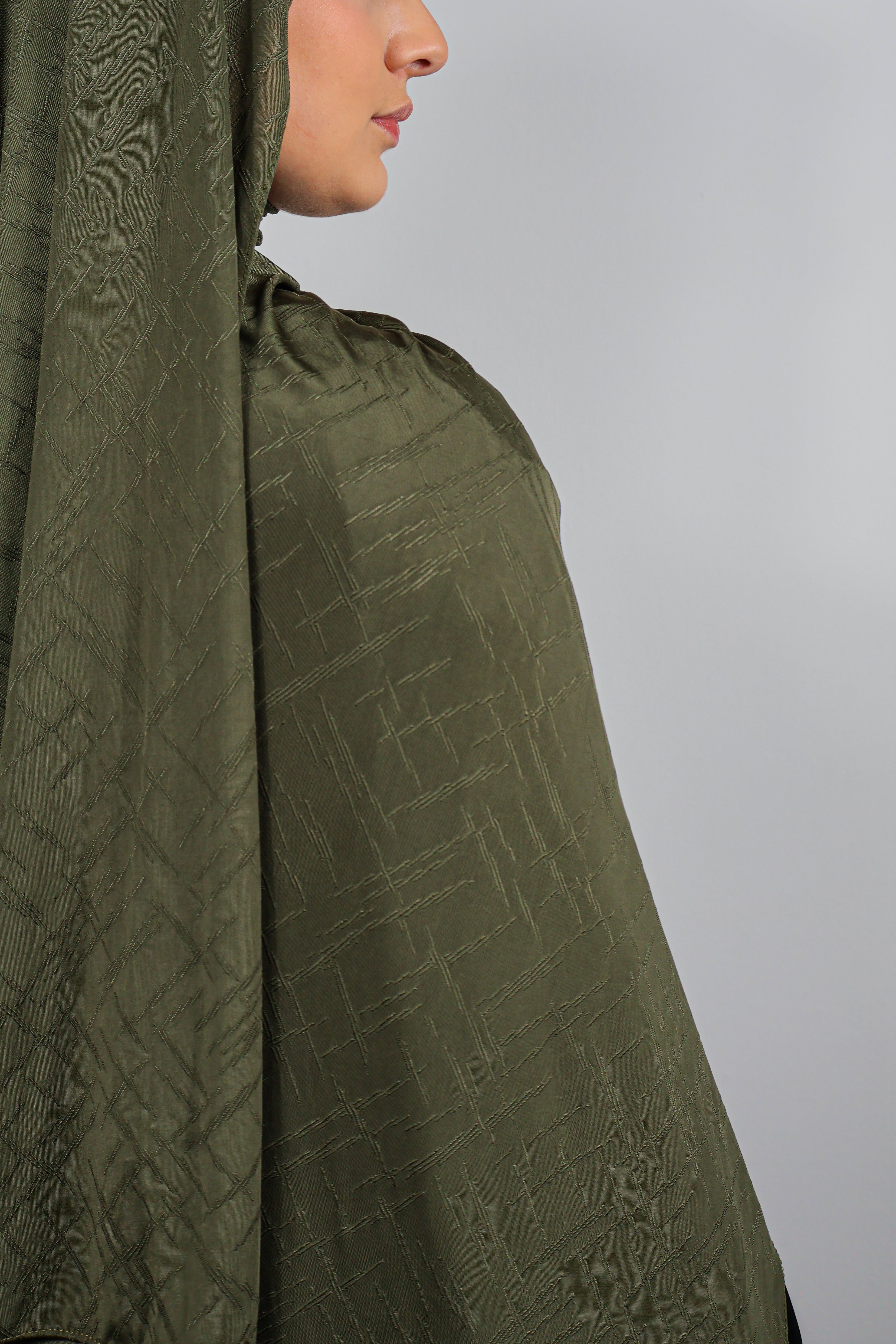 Hijab noir texturé en Jersey Prestige, offrant un maintien optimal et un style intemporel.