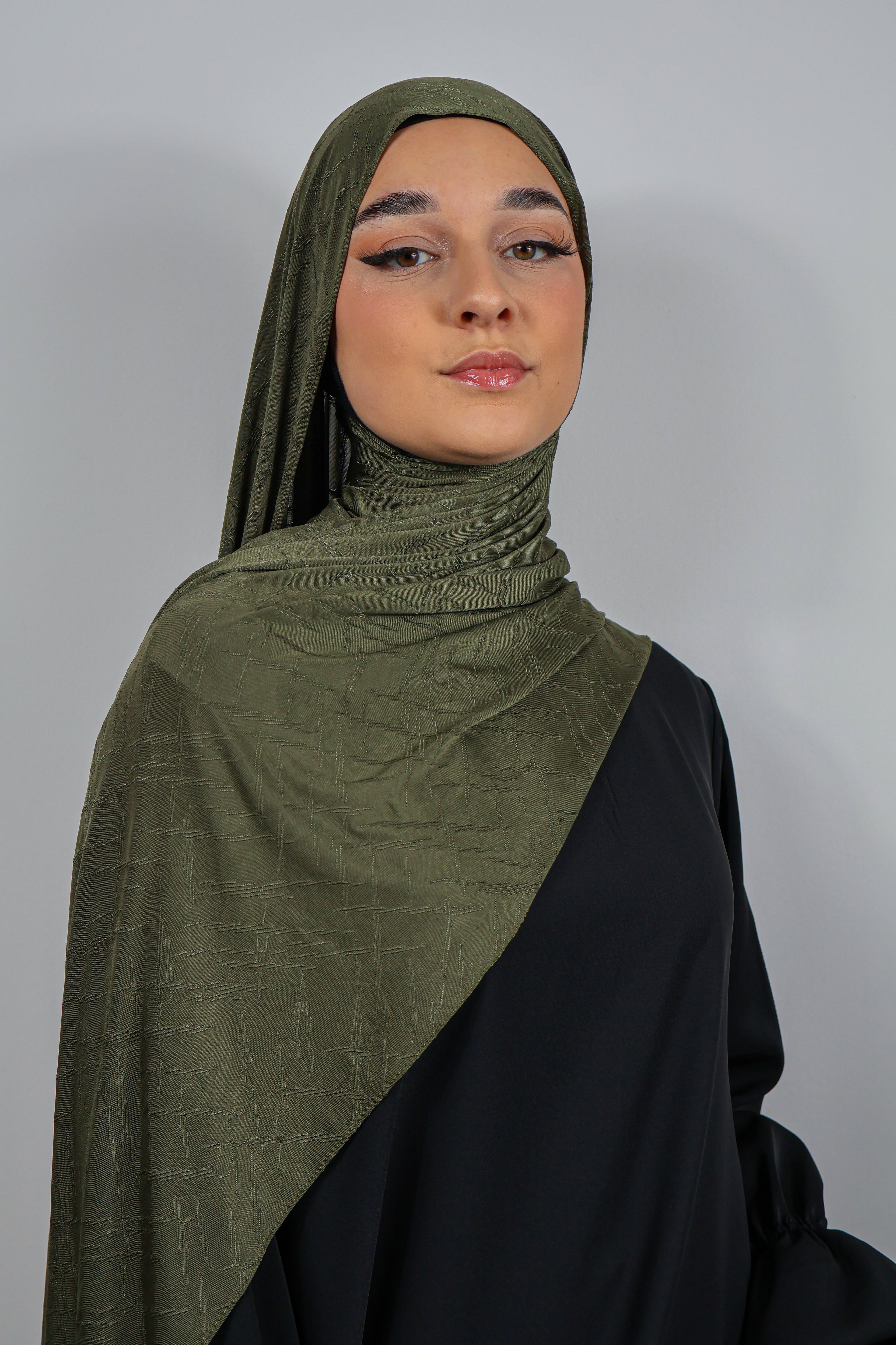 Femme avec un hijab rose poudré en Jersey Prestige, ajusté pour un look doux et féminin.