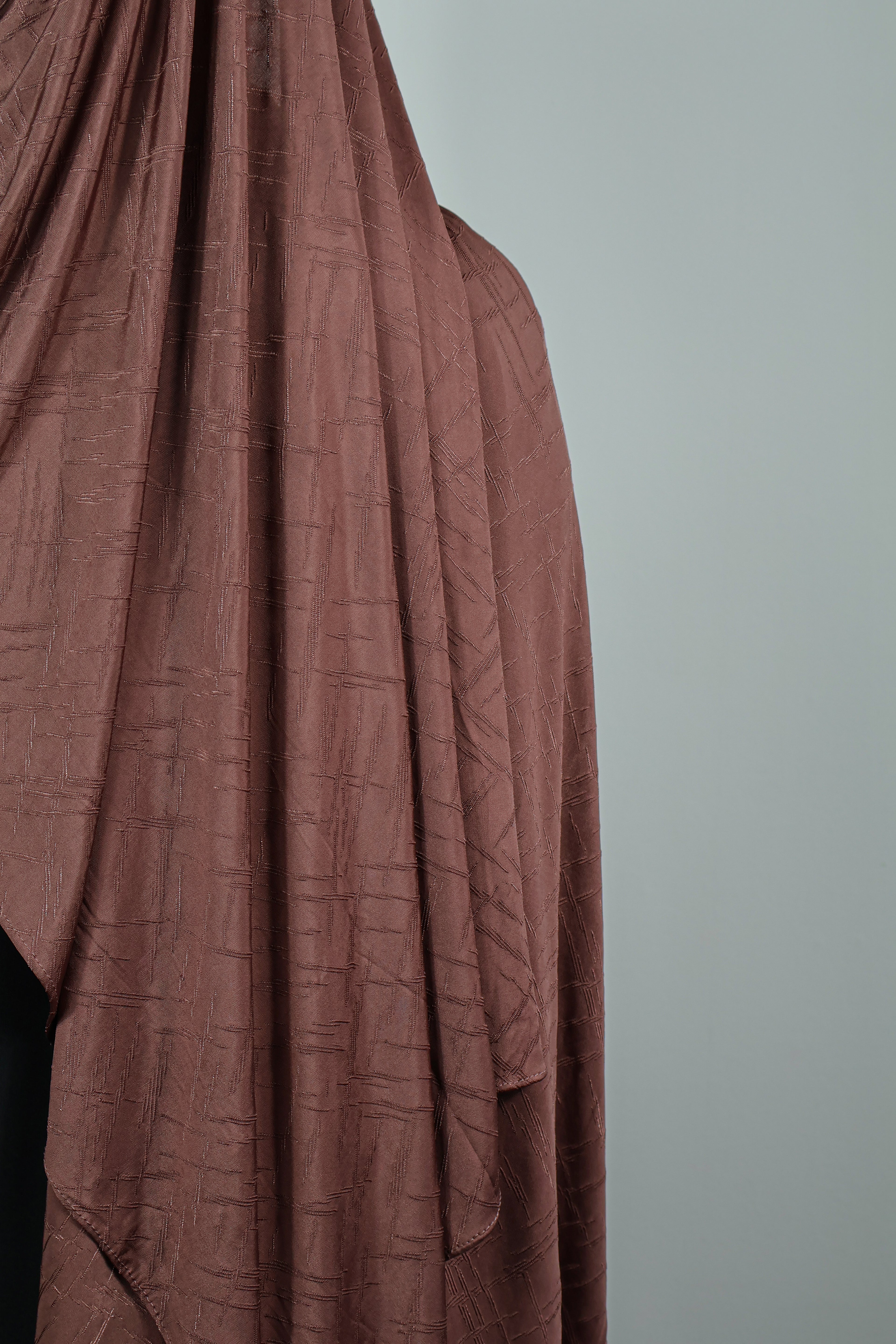 Tissu marron rosé en Jersey Prestige, ajusté avec élégance sur une tenue sobre.
